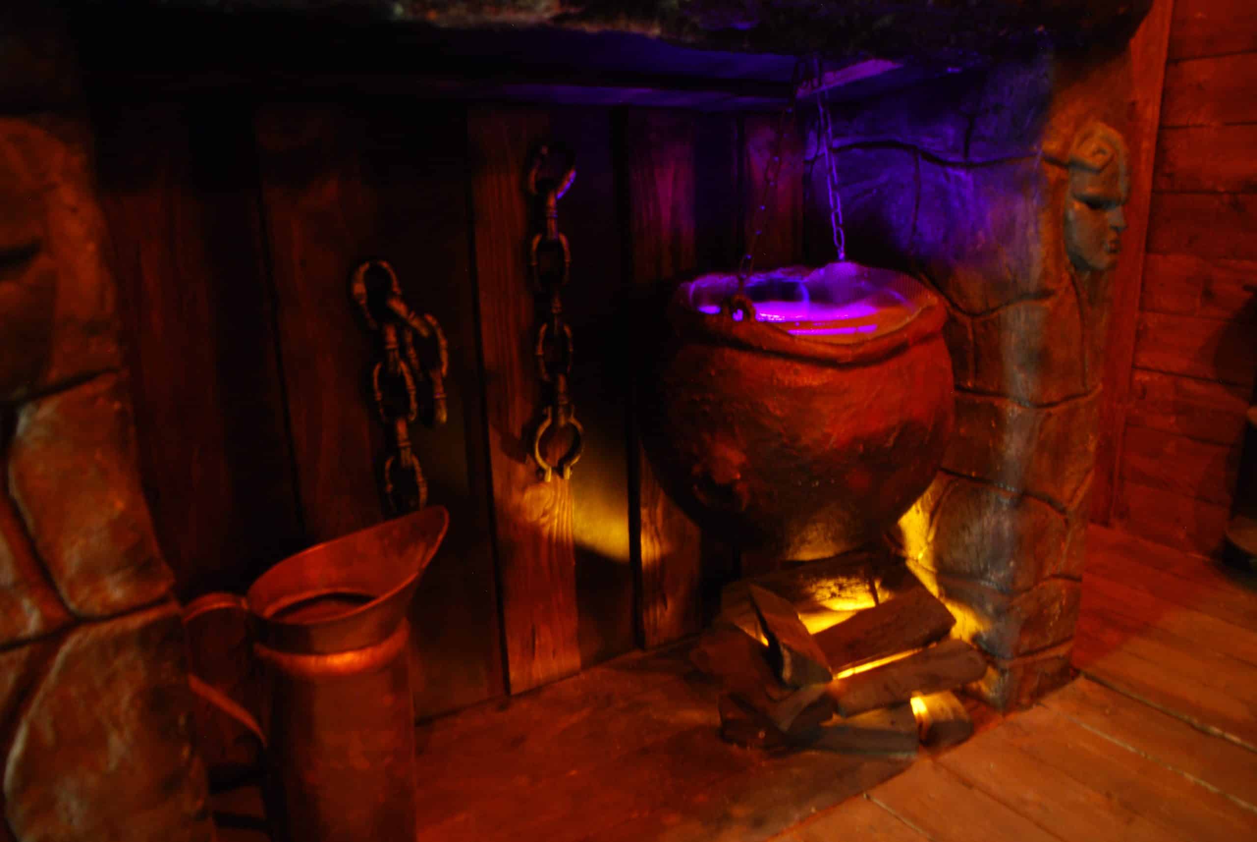 Chaudron et cheminée illustrant la salle Magie Noire du défi des ducs à Dijon